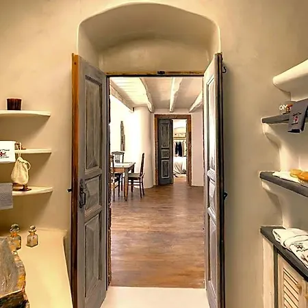 Hotel Santorini Vista Legacy Retreat - Live The History, Wake To The View *